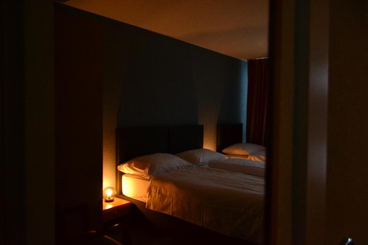 Hotel Les Rives Du Doubs Les Brenets Esterno foto