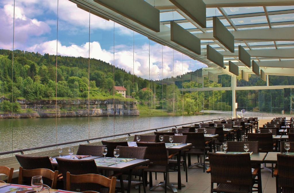 Hotel Les Rives Du Doubs Les Brenets Esterno foto